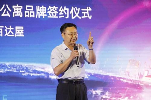 河南财经政法大学教授李晓峰发表演讲