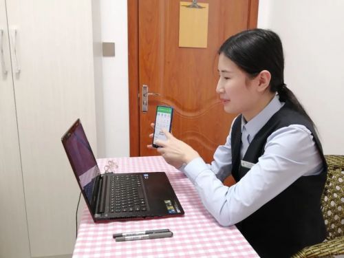 1 邮储银行石家庄市灵寿县支行员工线上指导客户使用手机银行。